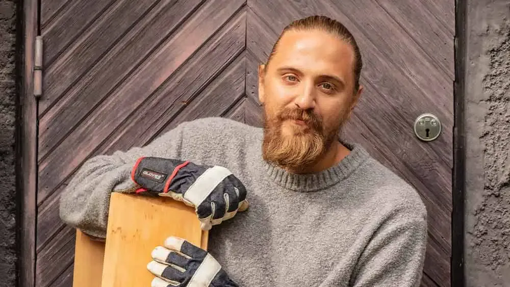 Man som renoverar med hjälp av sin sparade buffert