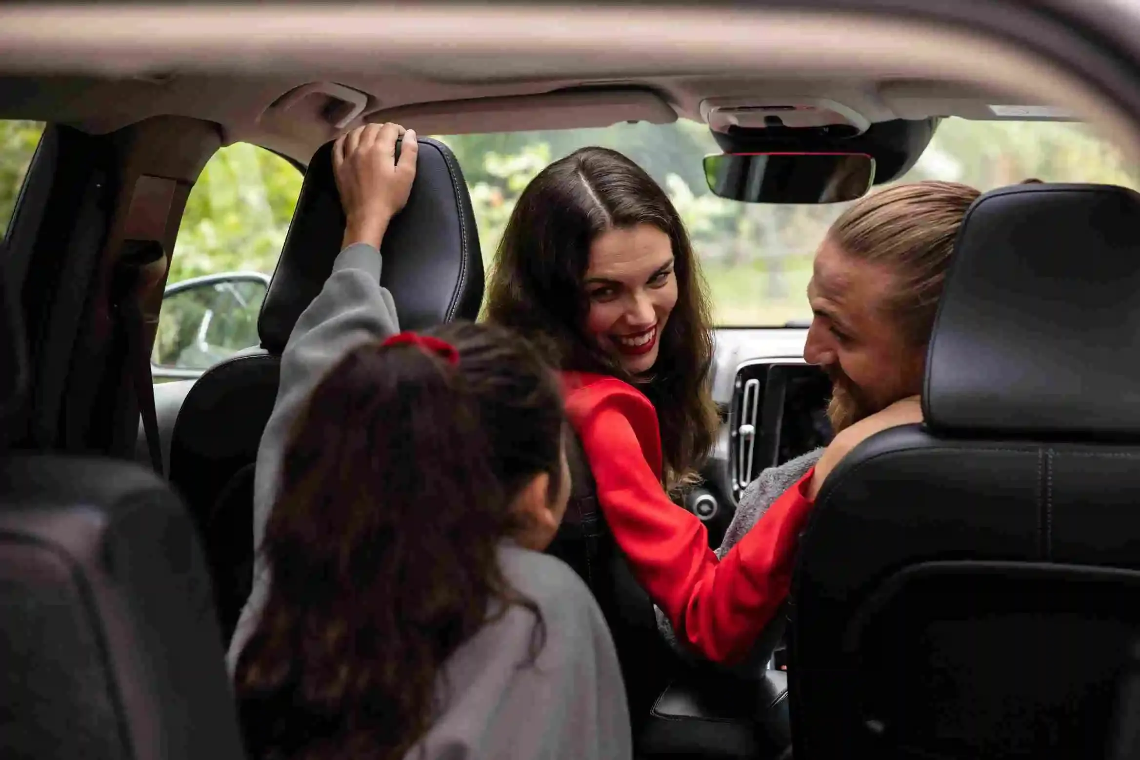 Familj som nyss hämtat upp sin begagnade bil