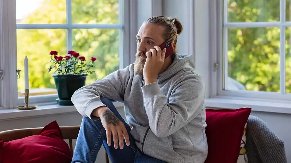 Man som ringer och försöker förbättra sin kreditvärdighet